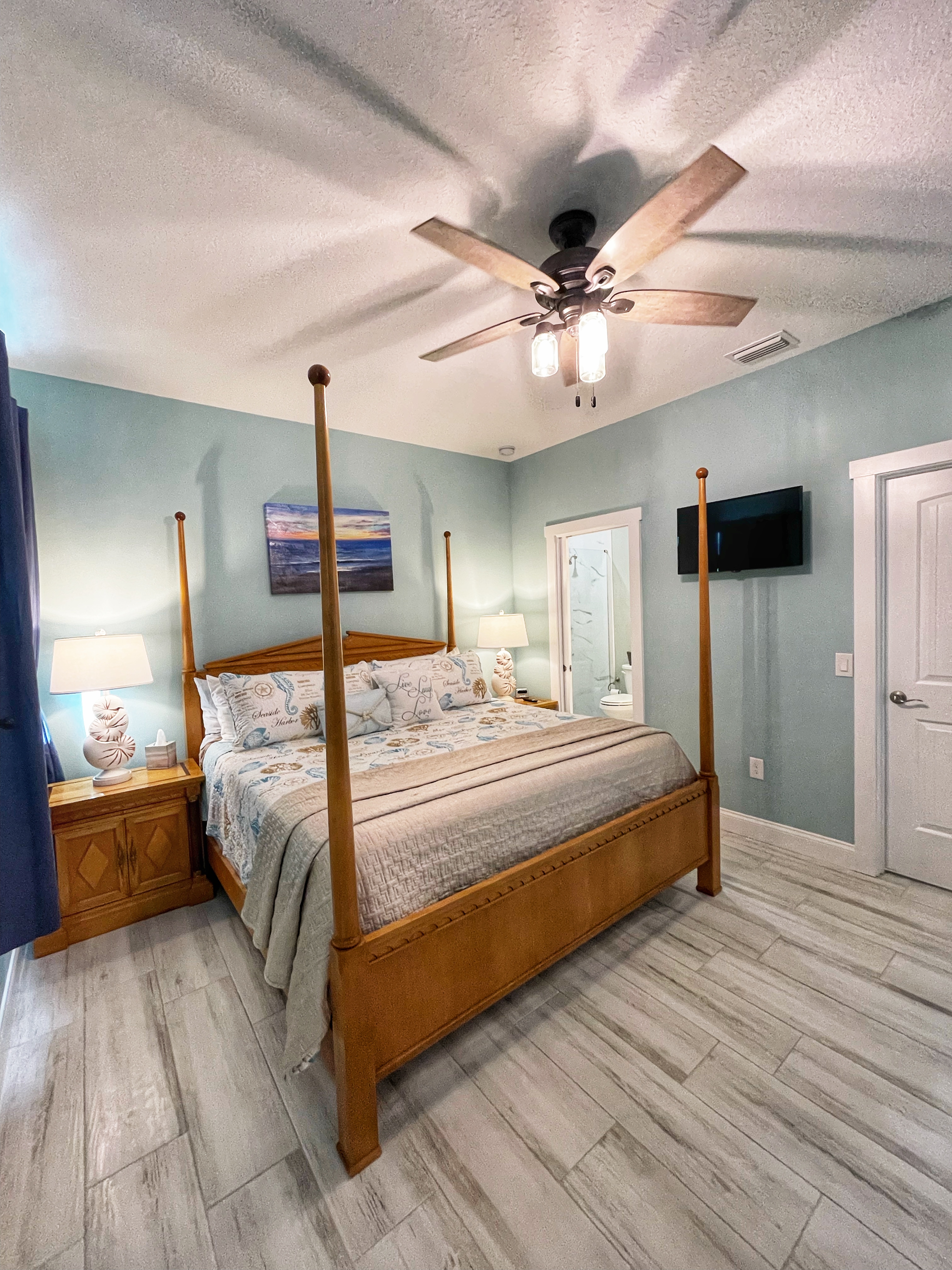 King bedroom with four-poster bed